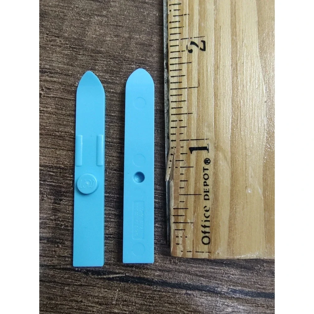 Lego 2X Minifig Utensil Ski Medium Azure 18744